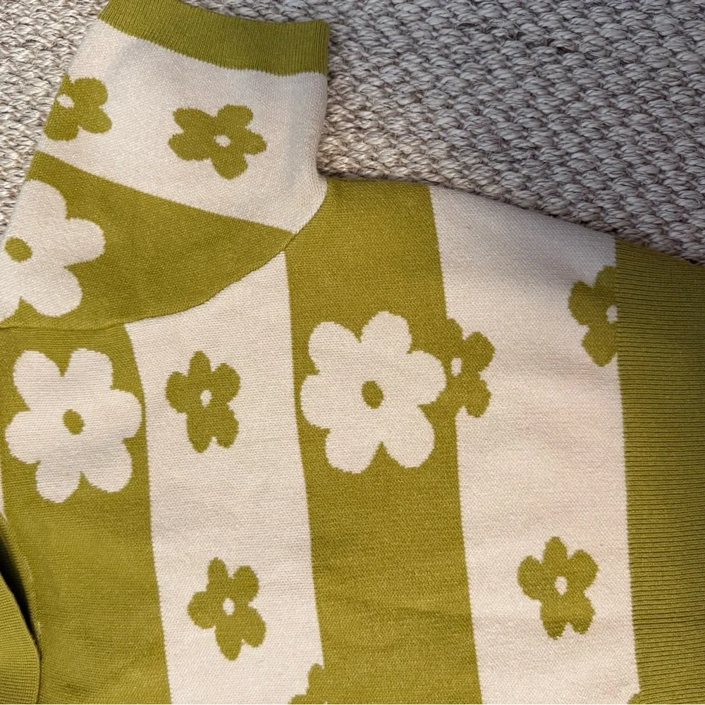 Le Lis Fitted knit Polo retro floral lime green Crop Top - size small
